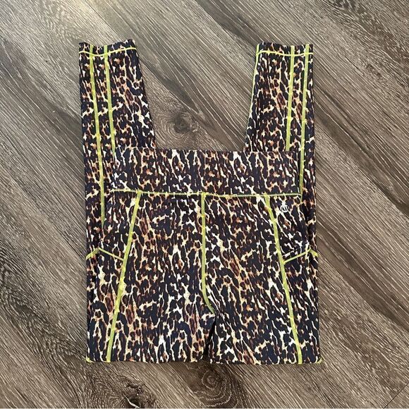 All access Center Stage Pocket Legging in Leopard - Picture 5 of 5